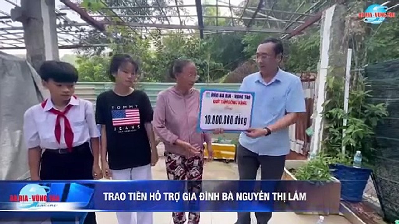 Trao tiền hỗ trợ bà Nguyễn Thị Lắm
