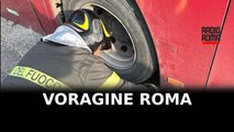 Si apre voragine a Roma, bus sprofonda con le ruote