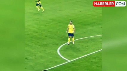 Cristiano Ronaldo ezeli rakibe imzayı atıyor