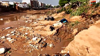 رجال الإنقاذ في إسبانيا يَصِلون الليل بالنهار لإزالة مخلفات الفيضانات