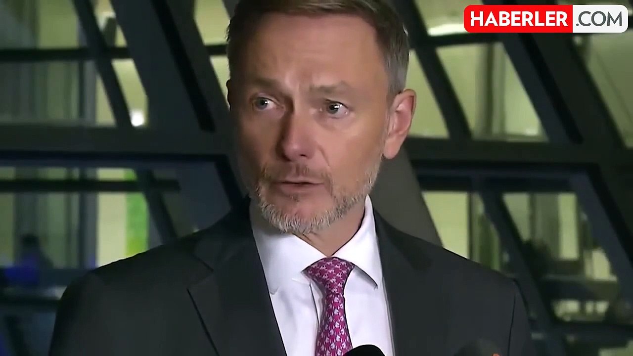 Almanya'da koalisyon ortağı FDP, tüm bakanlarını hükümetten çekme kararı aldı
