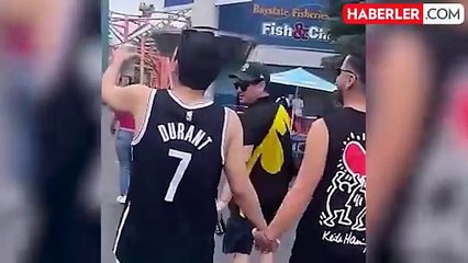 Eşi ile el ele yürüyen adama yapılan şaka gündem oldu