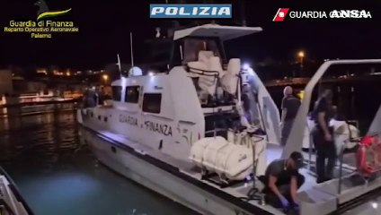 Abbandonano migranti su un barchino presso Lampedusa, fermati tre scafisti