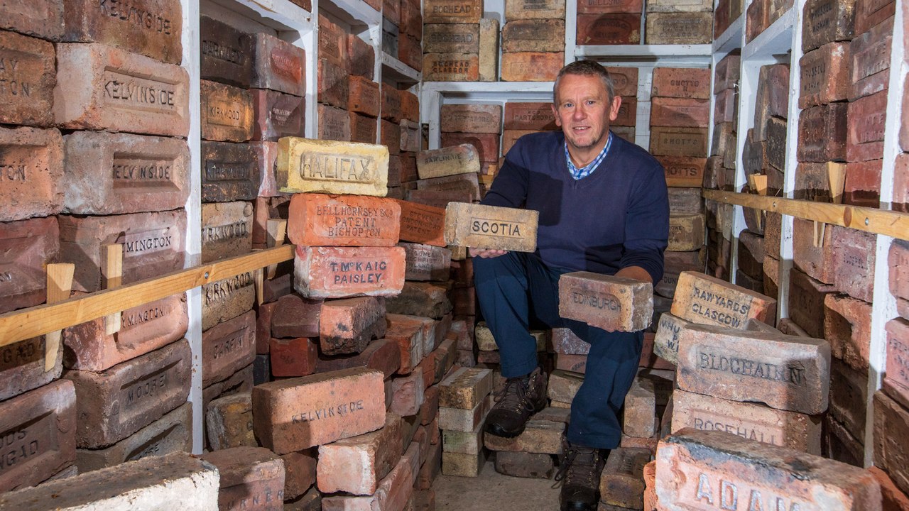 Mann mit Großbritanniens größter Ziegelsammlung sucht nach einem Museum, in dem alle 4.000 untergebracht werden können