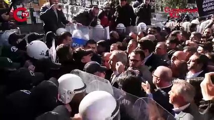 Esenyurt Belediyesi önünde CHP'lilerle güvenlik görevlileri arasında arbede