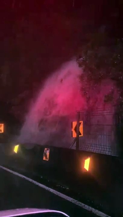 Chuva provoca “cachoeira”na SC-390, na Serra do Rio do Rastro, em SC