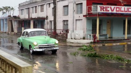 Furacão Rafael sai de Cuba e deixa a ilha às escuras