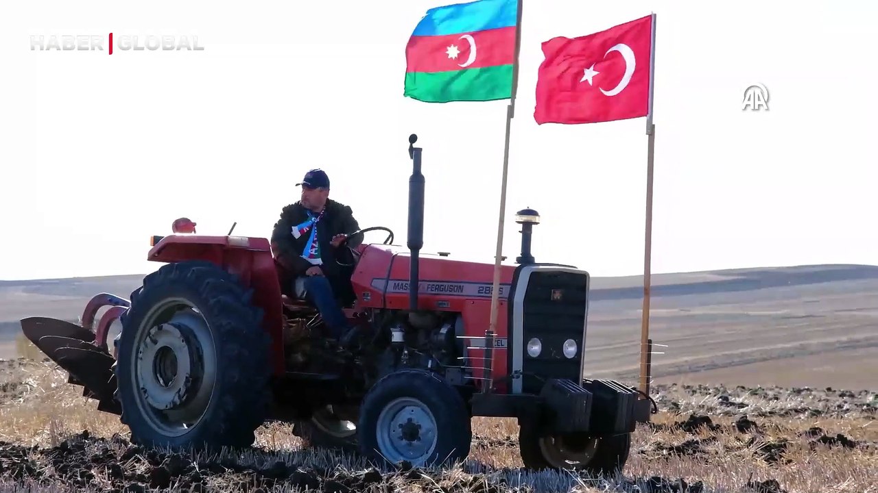 Kırklarelili çiftçi tarlasına pullukla "Karabağ Azerbaycan'dır, Karabağ Zaferi 4 Yaşında" yazdı