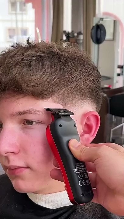 Am Wochenende locker das Tanzbein schwingen  #barber #friseur #skinfade #midfade #locken #curlyhair