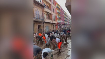 La viral forma de achicar agua en equipo de los vecinos tras la DANA: un ejemplo de todo