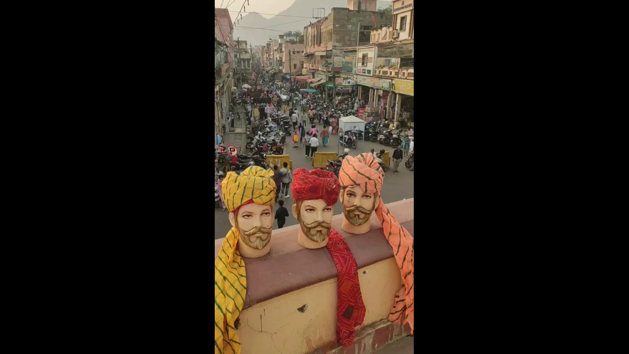VIDEO: ग्राहकों को आकर्षित करने के लिए सजे अलग-अलग रंग के साफे