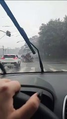 VÍDEO: Caminhão com açúcar tomba em cruzamento de Limeira