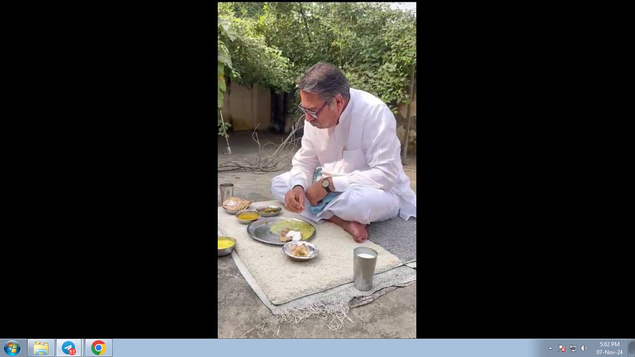 अलवर के तूलेड़ा में बीजेपी कार्यकर्ता के घर पर जमीन पर बैठकर खाना खाते हुए सतीश पूनिया