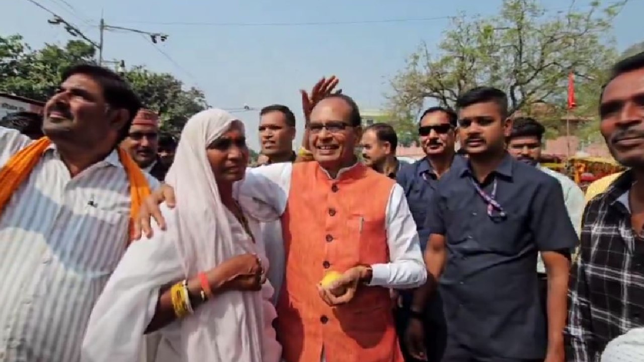 अम्मा ने कृषि मंत्री शिवराज सिंह चौहान को दिया सेब