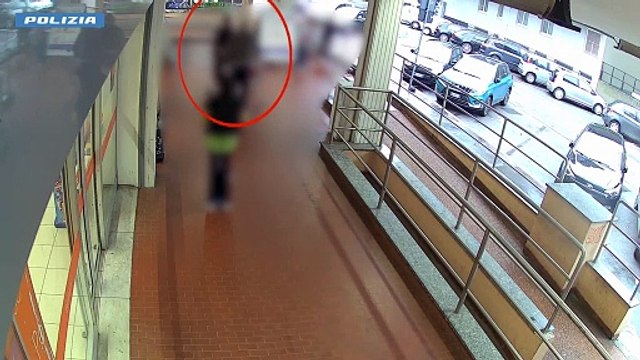 Punta una siringa al volto della cassiera: la rapina nel supermercato di Sesto ripresa dalle telecamere