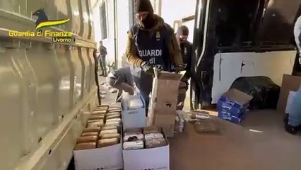 Guardia di Finanza di Livorno, il trasporto blindato di 300 chili di cocaina, poi inceneriti: il video