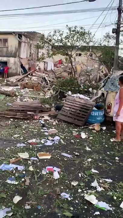 Prédio desaba após explosão em Maceió