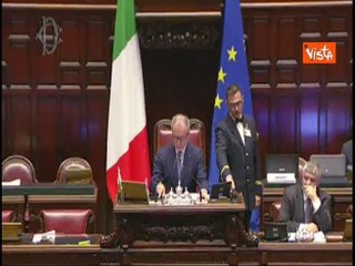 Salvini in Aula con cravatta rossa trumpiana: Che bella giornata di sole, arriva tanta luce da fuori