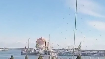 Graban el momento más devastador del ataque dramático de Ucrania a los barcos de guerra de Putin