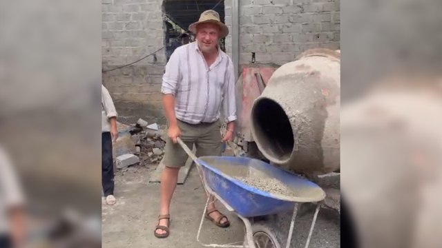 Khách Tây trải nghiệm nghề phụ hồ ở Ninh Bình