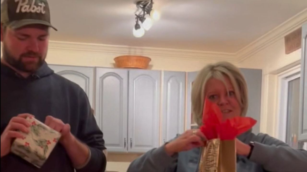 Woman's creative way to announce pregnancy leaves mom & brother stunned with delight!