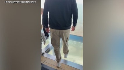 El adorable momento en el que el niño intenta salvar a su padre de caerse por un suelo de vidrio: "¡Papi, no!"