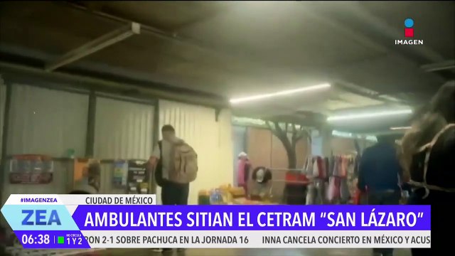 Comerciantes ambulantes ocupan el andador de transbordo entre las líneas 1 y B del Metro CDMX