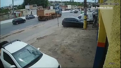 Homem cai da cabine de caminhão em movimento no Anel Rodoviário, em BH