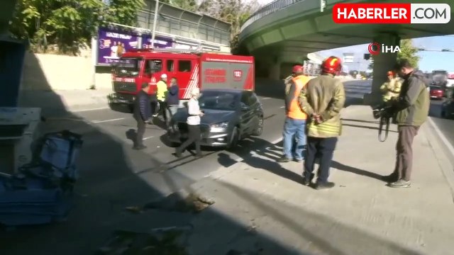 Bakırköy'de Üst Geçide Çarpan Vinç Devrildi