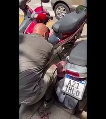Video: ¡No lo harás! Con un ‘sillazo’ una mujer logró detener a un ladrón