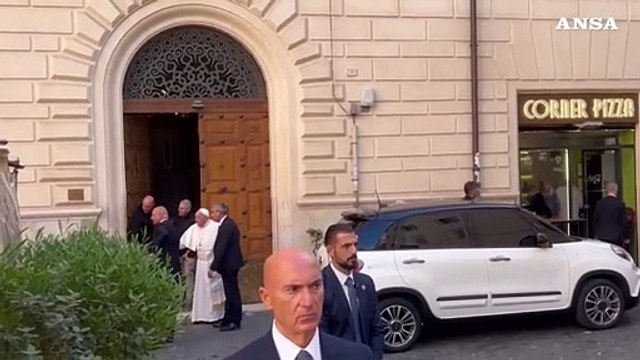 Roma, il Papa in visita a Emma Bonino