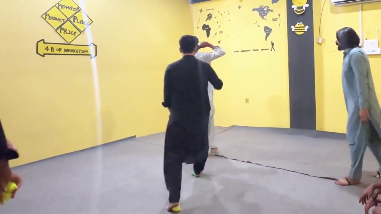 SCREAMING CHICKEN BLINDFOLDED🤣 | Find & Beat 🤩