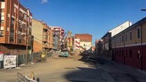 Cuidadoso derribo de las últimas casas de la Ronda Interior de León