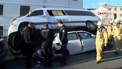 İstanbul-Maltepe'de kontrolden çıkan vinç 6 araca çarptı