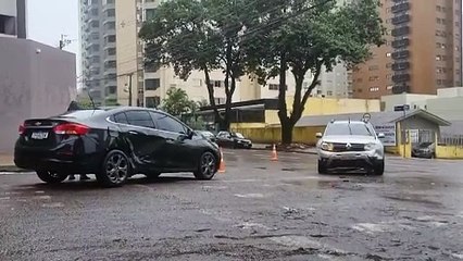 Cruze e Duster se envolvem em acidente no Centro de Cascavel