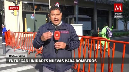 Gobierno de CdMx entrega unidades nuevas a bomberos en Zócalo