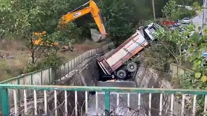 Rize'de otomobili altına alan kamyon, dereye düştü