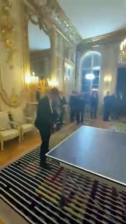 Alexis Lebrun joue contre Emmanuel Macron au ping pong