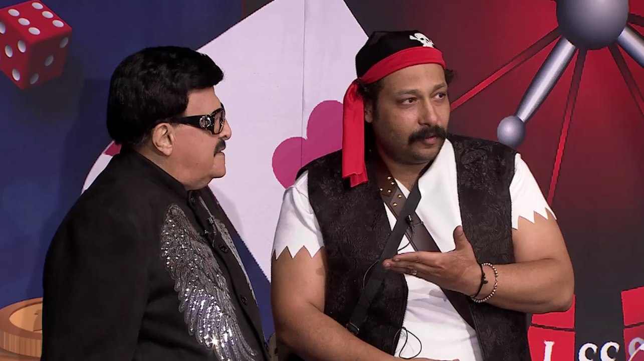 النجم محمد ثروت يفاجئ النجم سمير غانم علي المسرح ويقبل يده امام الجمهور