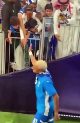 VÍDEO: Neymar é furtado por torcedor antes da bola rolar em jogo do Al-Hilal