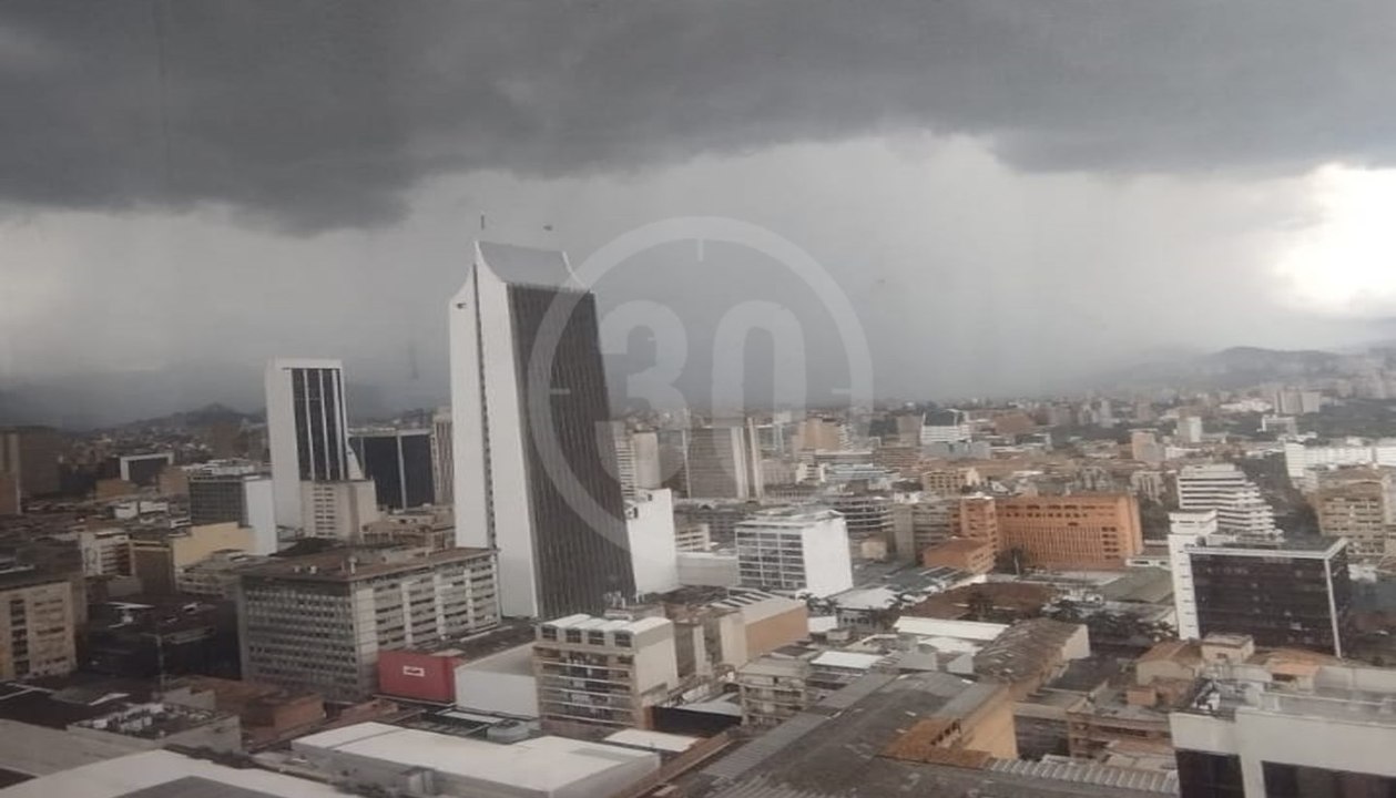 Nubes negras en valle de aburra