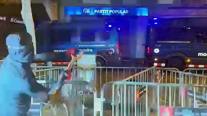 Manifestantes lanza barro a la sede del PP de Barcelona al grito de "Mazón, a prisión"