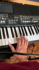 Tocando a musica Fica comigo no teclado