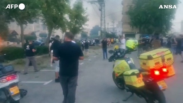 Israele, auto in fiamme nel nord del Paese dopo raffica di razzi dal Libano