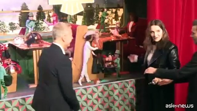 Juliette Binoche inaugura le vetrine di Natale di Printemps a Parigi
