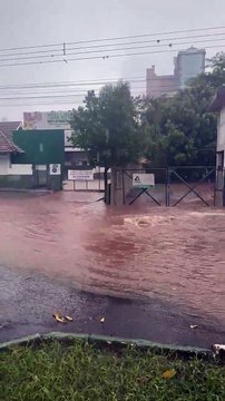 Carros ficam submersos e imóveis são alagados durante forte chuva em Chapecó
