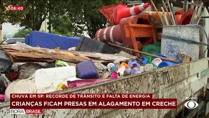 Chuvas alagam trens e deixam 68 mil sem energia em SP