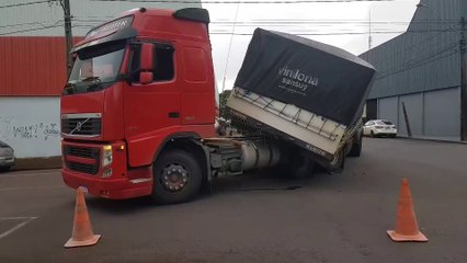 Carreta de cimento quebra e interrompe tráfego na região central de Cascavel
