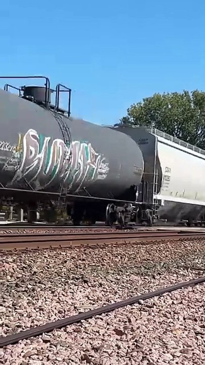 H1 Dash 9 DPU powers BNSF Manifest train!! #bnsftrains #bnsfrailway #bnsf