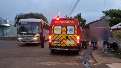 Ao desviar de ônibus, moto bate contra barraca de caldo-de-cana